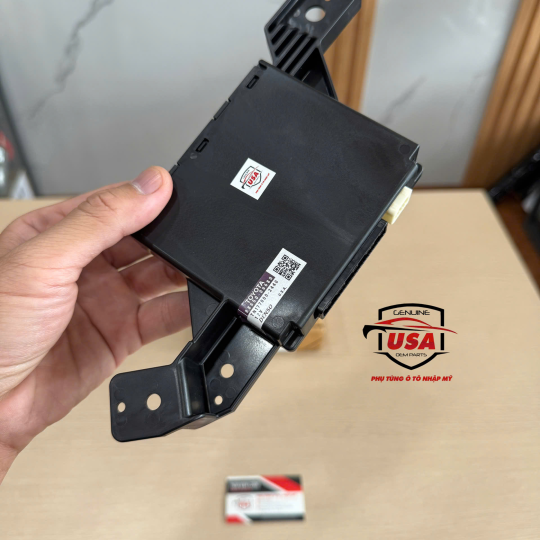 Hộp khiển tín hiệu máy lạnh Toyota Sienna 
