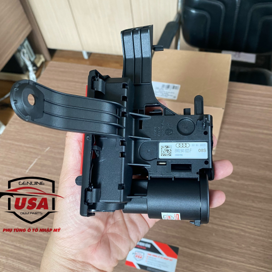 Cọc dương bình điện Audi A4 - 8W0941823F