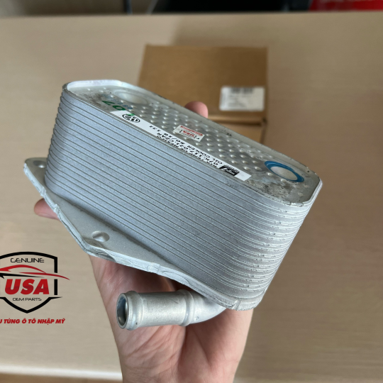 Két giải nhiệt dầu động cơ Volkswagen Passat , Beetle - 07K117021C 